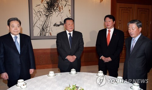 2006년 청와대 대중소기업 상생협력 성과 보고회 모습. 왼쪽부터 삼성 이건희회장, 현대자동차 정몽구 회장, SK 최태원 회장, LG 구본무 회장. [사진= 연합뉴스]