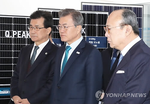 문재인 대통령이 2018년 2월 1일 오전 충북 진천군 한화큐셀진천공장에서 열린 일자리 나누기 공동선언식을 마친 후 생산라인 설명을 듣고 있다. 오른쪽은 김승연 한화 회장. [사진= 연합뉴스]