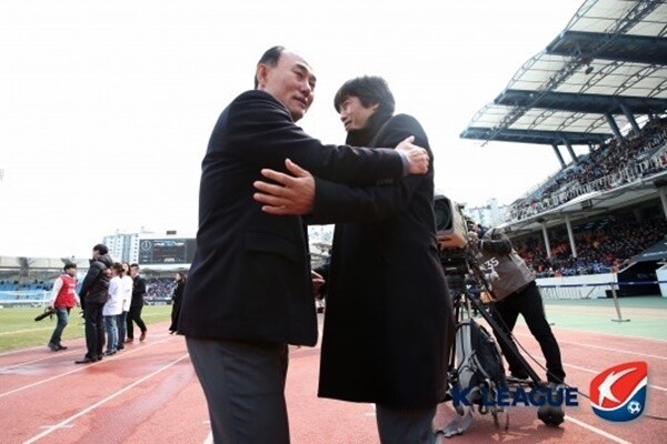 김학범 성남FC 감독과 서정원 수원 삼성 감독 [사진=한국프로축구연맹 제공]