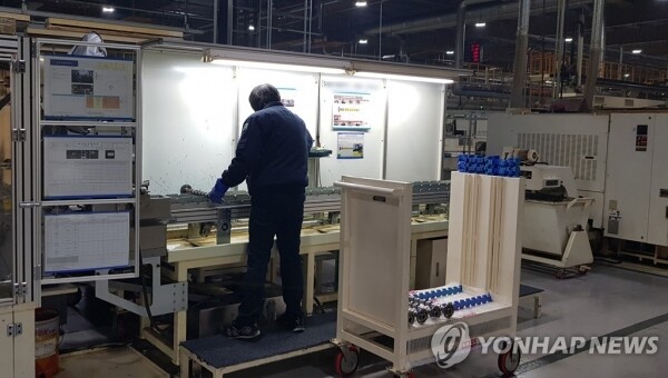 충남의 한 자동차 부품업체 공장에서 근로자가 작업을 하고 있다. [사진= 연합뉴스]