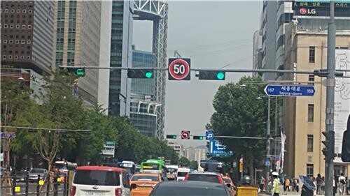 새해부터 서울 사대문 안의 차량 운행 속도가 시속 50㎞ 이하로 제한된다. 기존에는 최대 시속 60㎞였던 사대문 안의 제한속도는 간선도로 시속 50km, 이면도로 시속 30km로 낮아진다.? [사진=서울시 제공]