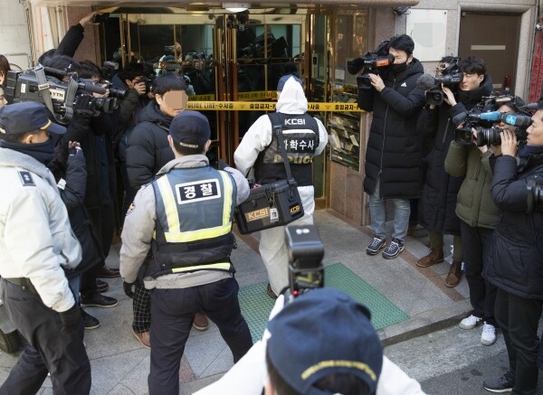 신재민 전 기획재정부 사무관이 유서를 남기고 잠적했다는 신고가 들어온 3일 과학수사대원들이 신 전 사무관이 거주하고 있는 곳으로 추정되는 서울 관악구 신림동의 한 건물 입구를 통제하고 있다. [사진= 연합뉴스]