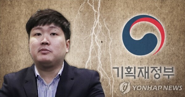 정부가 신재민 전 기획재정부 사무관이 의혹을 제기한 1조원 규모 국채매입(바이백) 취소와 관련해 문제가 없다는 해명을 또 했다. [일러스트=연합뉴스]