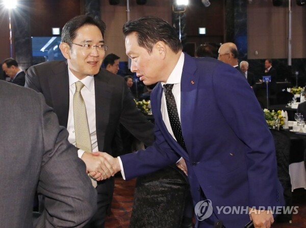 최태원 SK그룹 회장(오른쪽)이 2일 오전 서울 여의도 중소기업중앙회 그랜드홀에서 열린 2019 기해년 신년회에서 이재용 삼성전자 부회장과 악수하고 있다. [사진= 연합뉴스]