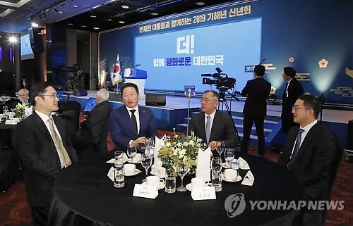 재계 총수들이 2일 오전 서울 여의도 중소기업중앙회 그랜드홀에서 열린 2019 기해년 신년회에 참석해 이야기 나누고 있다. 왼쪽부터 이재용 삼성전자 부회장, 최태원 SK그룹 회장, 정의선 현대자동차그룹 수석 부회장, 구광모 LG그룹 회장.  [사진= 연합뉴스]