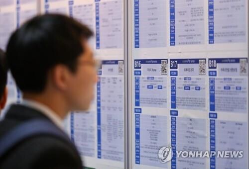 채용박람회장의 청년 구직자 [사진= 연합뉴스]