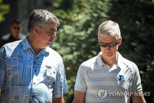 에디 큐(왼쪽) 애플 부사장과 팀 쿡 애플 CEO [사진= 연합뉴스]