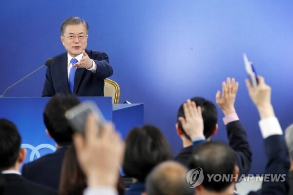 문재인 대통령이 10일 오전 청와대 영빈관에서 열린 신년 기자회견에서 손을 든 기자 중에서 질문자를 지명하고 있다. [사진= 연합뉴스]