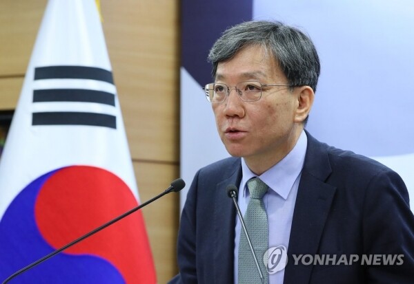 국무조정실 이련주 규제조정실장이 10일 세종시 정부세종청사 국무조정실에서 규제 샌드박스 추진상황 및 향후계획에 대해 브리핑하고 있다. [사진= 연합뉴스]