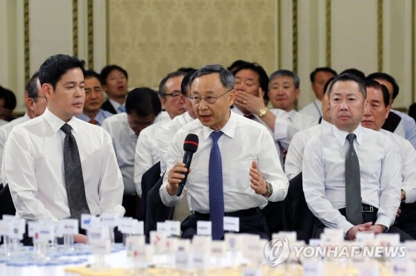 황창규 KT회장이 15일 오후 청와대 영빈관에서 '기업이 커가는 나라, 함께 잘사는 나라'라는 슬로건으로 열린 '2019년 기업인과의 대화'에서 질문하고 있다. [사진= 연합뉴스]