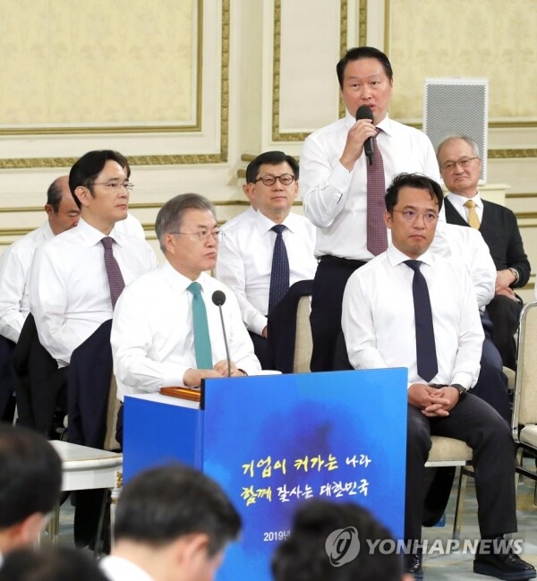 최태원 SK회장이 15일 오후 청와대 영빈관에서 '기업이 커가는 나라, 함께 잘사는 나라'라는 슬로건으로 열린 '2019년 기업인과의 대화'에서 문재인 대통령에게 질문하고 있다 [사진= 연합뉴스]