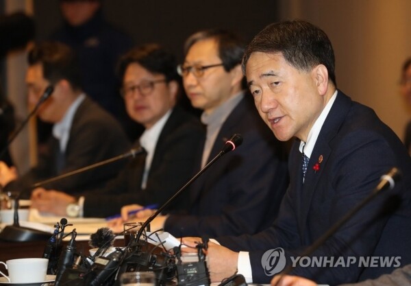 박능후 보건복지부 장관이 16일 오전 서울 중구 플라자 호텔에서 열린 2019년도 제1차 국민연금기금운용위원회에 참석했다.  이날 기금운용위에서는 한진그룹 조양호 회장 일가에 대해 사회적 물의를 빚어 주주가치를 훼손한 데 대한 책임을 물어 적극적으로 주주권을 행사하는 '스튜어드십코드' 적용 여부에 대한 논의가 이뤄졌다. [사진= 연합뉴스]