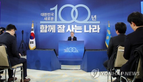 문재인 대통령이 10일 오전 청와대 영빈관에서 열린 내외신 출입 기자들을 대상으로 한 신년 기자회견에서 기자들의 질문에 답하고 있다. [사진= 연합뉴스]