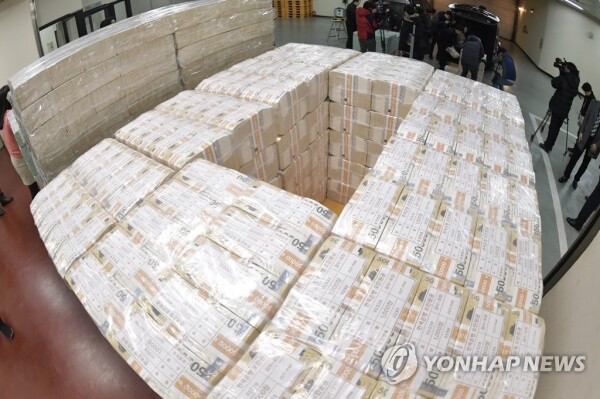 2009년 6월 오만워권이 발행된 이후 만원권의 유통은 지속적으로 감소했다. [사진= 연합뉴스]