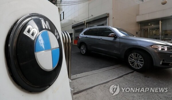 23일 서울 서초구 BMW 차량 정비센터에 정비대기중인 차량이 줄지어 있다. 이 날 국토교통부는 지난해 말 발표한 BMW 차량 화재에 대한 민관합동조사단 조사결과에 따라 BMW EGR 모듈 냉각수 누수로 오염된 흡기다기관과 EGR 모듈 재고품이 장착된 차량에 대해 추가 리콜한다고 밝혔다.  [사진= 연합뉴스]