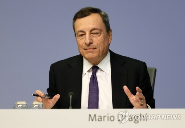 기자회견하는 드라기 ECB 총재 [사진= 연합뉴스]