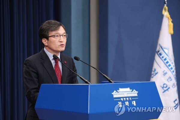 김의겸 대변인이 정례브리핑에서 한국판 CES 논란에 대해 입장을 밝히고 있다 [사진= 연합뉴스]