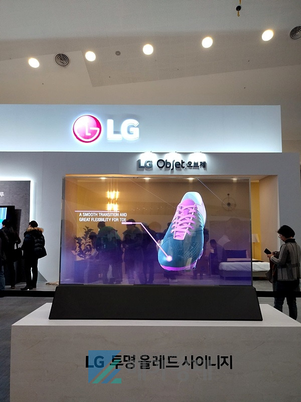 LG전자는 제품 일정 등이 맞지 않아 개막 첫날 롤러블TV가 있던 자리에 이틀째부터 다른 제품을 놓았다. [사진= 스포츠Q DB]