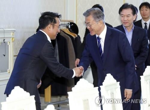 엔씨소프트 김택진 대표와 악수하는 문재인 대통령. [사진= 연합뉴스]