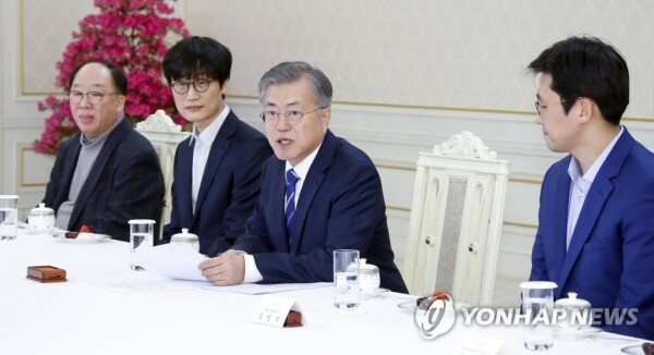 문재인 대통령이 7일 오후 청와대에서 열린 혁신벤처기업인 간담회에서 참석자들과 얘기를 나누고 있다. 이날 간담회는 기술과 혁신으로 초고속 성장한 1세대 벤처기업인과 기업 가치가 10억 달러를 돌파한 유니콘 기업인들을 초청해서 격려하고 벤처기업 육성 방안에 대한 심층적 논의를 하기 위해 마련됐다. 왼쪽부터 권오섭 L&P코스메틱 회장, 네이버 창업주인 이해진 글로벌투자책임자(GIO), 문 대통령, 김범석 쿠팡 대표. [사진= 연합뉴스]