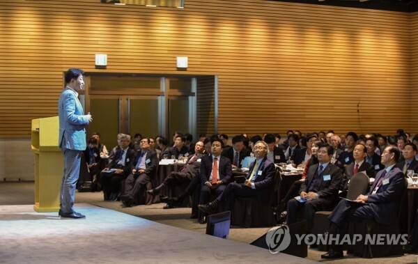 [사진= 연합뉴스] 김난도 서울대학교 생활과학대학 소비자학과 교수는 자신의 저서인 '트렌드 코리아 2019'에서 2019년의 소트 트렌트 중 하나를 '세포 마켓'으로 선정했다. 지난해 서울대학교 김난도 교수가 서울 여의도 전국경제인연합회 회관에서 열린 '제371회 국제경영원(IMI) 조찬 경연'에서 '2019 대한민국 트렌드 - 미래사회변화와 기업에의 시사점'을 주제로 강연하고 있다. [사진= 연합뉴스]