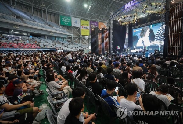 늘어가는 1인 방송의 인기. 2017년 서울 구로구 고척동 고척스카이돔에서 열린 1인 창작자 축제 '제2회 다이아 페스티벌'에서 방문객들이 개그우먼 이수지와 푸드크리에이터 밴쯔, 이원일 쉐프가 진행하는 '맛있는 소개팅' 행사를 바라보고 있다.  [사진= 연합뉴스]