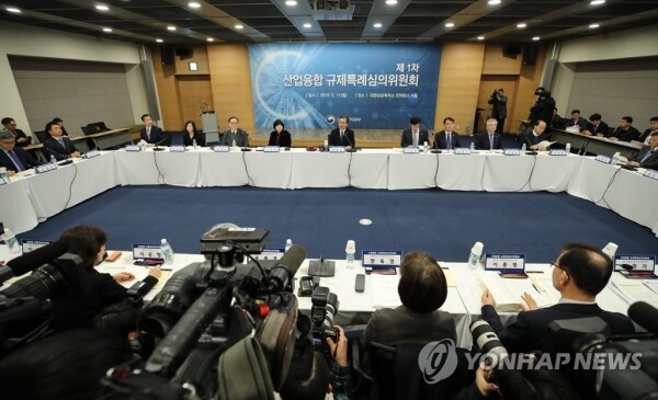 성윤모 산업통상자원부 장관이 11일 오전 서울 중구 대한상의 컨퍼런스룸에서 열린 제1차 산업융합 규제특례 심의위원회에서 인사말을 하고 있다. [사진= 연합뉴스]