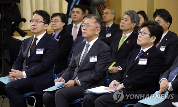 정의선 현대자동차 수석부회장(가운데)이 17일 오전 울산시청 대회의실에서 열린 '수소 경제와 미래 에너지, 울산에서 시작됩니다' 행사에서 문재인 대통령의 발언을 경청하고 있다. [사진= 연합뉴스]