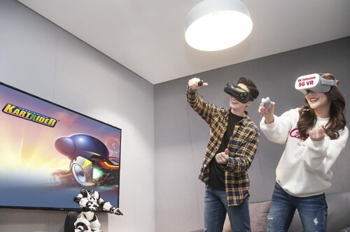 모델들이 VR기기를 쓰고, 카트라이더 게임 화면을 시청하고 있다 [제공= SK텔레콤]
