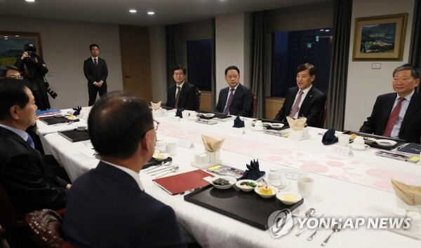 이주열 한은 총재(오른쪽 두번째)가 19일 오전 서울 중구 한국은행에서 열린 경제동향간담회에서 참석자들과 대화를 나누고 있다. [사진= 연합뉴스]