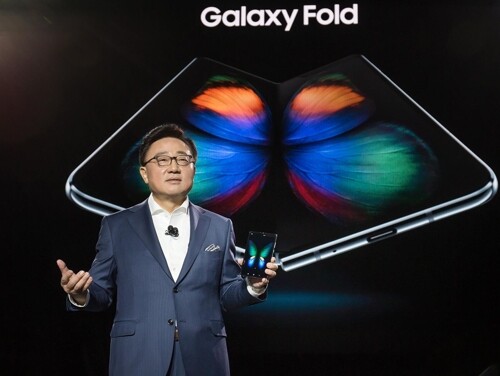 갤럭시 폴드를 소개하는 삼성전자 고동진 IM부문장(사장) [제공= 삼성전자]