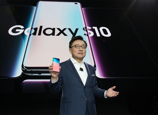 '갤럭시 언팩 2019'에서 삼성전자 IM부문장 고동진 사장이 전략 스마트폰 ‘갤럭시 S10+’를 소개하고 있다. [제공= 삼성전자]