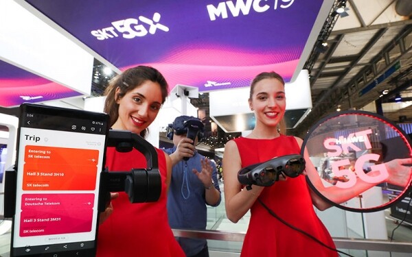 SK텔레콤 모델이 MWC 2019 '5G 하이퍼 스페이스 플랫폼' 체험 공간 앞에서 혼합현실(MR) 글래스를 선보이고 있다. 이 솔루션은 체험자가 현실을 복제한 공간에서 방문, 예약, 쇼핑, 엔터테인먼트 등의 콘텐츠를 체험할 수 있게 해 준다. [출처= SK텔레콤]