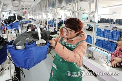 중국 장쑤성의 한 의류공장. [사진 = AFP/연합뉴스]