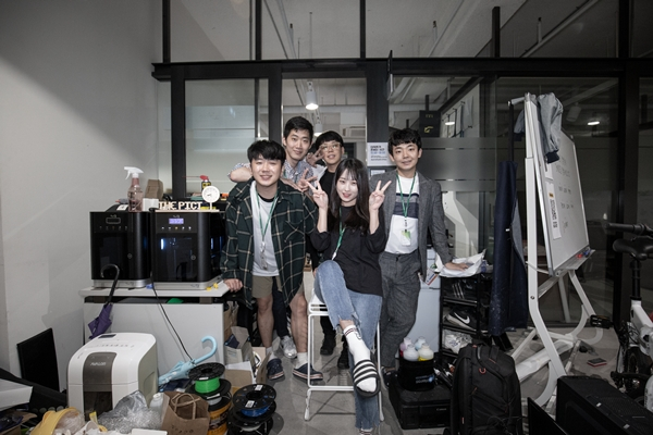 전창대 대표와 더픽트 직원들 [제공 = 더픽트 제공}