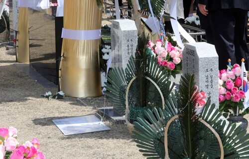 국립대전현충원 천안함 46용사 묘역에 놓인 조화의 명패들이 땅바닥에 버려져 있다. [사진 = 연합뉴스]