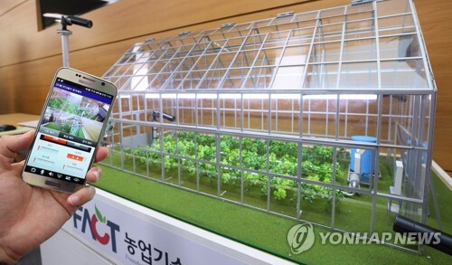 지난 3월 19일 세종시 정부세종청사 농림축산식품부에서 중앙아시아 수출에 성공한 '스마트팜 패키지'와 설비에 대해 관계자가 설명하고 있다. [사진= 연합뉴스]