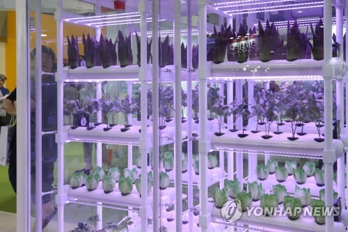 지난해 7월 6일 오전 서울 서초구 양재동 aT센터에서 열린 2018 대한민국 귀농·귀촌 박람회에서 방문객들이 스마트팜 시스템을 살펴보고 있다. [사진= 연합뉴스]