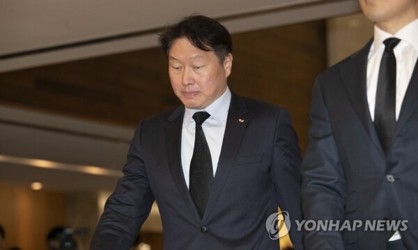 지난 12일 故 조양호 한진그룹 회장의 빈소를 방문한 최태원 SK그룹 회장은 아시아나 항공 인수에 대해 긍정도 부정도 하지 않았다. [사진 = 연합뉴스]