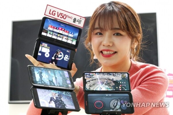 LG유플러스 신규 스마트폰 V50 씽큐. [사진 = 연합뉴스]