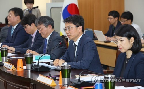 박준식 신임 최저임금위원회 위원장이 첫 회의에서 모두발언을 하고 있다. [사진 = 연합뉴스]