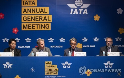 3일 오후 서울 코엑스에서 열린 국제항공운송협회(IATA) 75차 연차총회 최종 종합미디어 브리핑 현장 모습. 왼쪽부터 조원태 대한항공 사장, 루프트한자 카르스텐 슈포어 CEO, 알렉산드르 드 주니악 IATA 사무총장 겸 최고경영자, 안토니 컨실 IATA 커뮤니케이션 부사장. [사진= 연합뉴스]