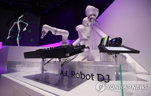 'CES 2019'의 SK텔레콤과 SM엔터테인먼트 공동 전시관에 전시됐던 AI 로봇 DJ의 모습. [사진= 연합뉴스]