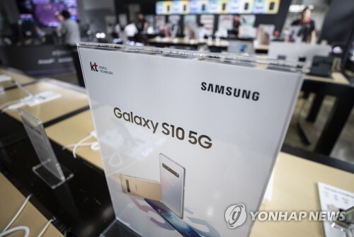 세계 최초로 상용화한 5세대 이동통신(5G) 가입자가 100만명을 넘어섰다. 지난달 10일 서울 광화문에 위치한 한 통신사 매장의 모습. [사진= 연합뉴스]