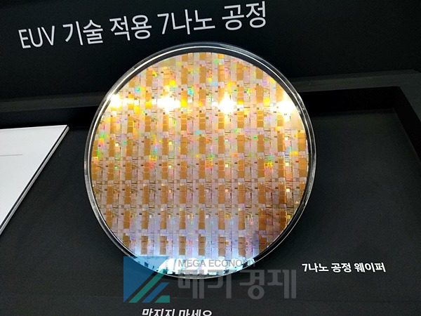 올초 동대문디자인플라자에서 열린 '한국판 CES' 삼성전자 부스에 전시된 웨이퍼. [사진= 메가경제 DB]