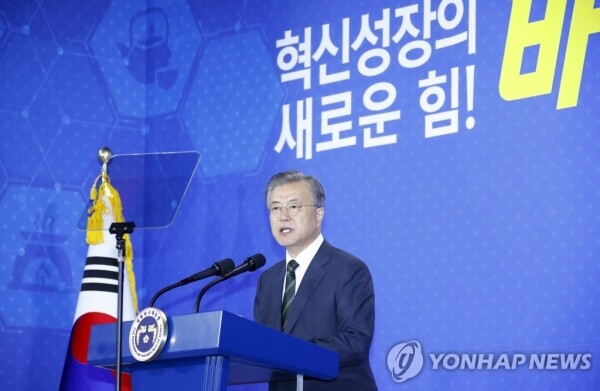 문재인 대통령이 지난 5월 22일 오전 충북 청주시 오송 CV센터에서 열린 바이오헬스 국가비전 선포식에서 미래 신성장 동력인 바이오헬스 산업에 대한 국가비전을 선포하고 있다. [사진= 연합뉴스]