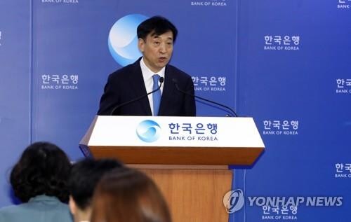이주열 한국은행 총재가 18일 서울 한국은행 기자실에서 금융통화위원회의 금리 인하 결정 배경을 설명하고 있다. [사진= 연합뉴스]