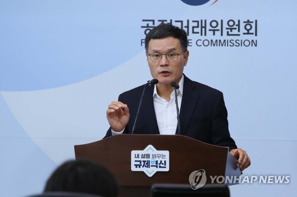성경제 공정거래위원회 기업거래정책과장이 23일 세종시 정부세종청사 공정거래위원회에서 한화시스템에 대해 영업정지·입찰참가 자격 제한 조치를 관계 기관에 요청한다고 발표하고 있다. [사진= 연합뉴스]