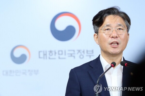 ?성윤모 산업통상자원부 장관이 지난 24일 서울 종로구 정부서울청사 브리핑룸에서 일본 수출무역관리령 개정안 관련 정부 의견서 제출 브리핑을 하고 있다. 이날 우리 정부는 불충분한 사유에 기인한 일본 정부의 한국에 대한 수출규제 강화 조치에 대해 유감의 뜻과 개정안 철회의 내용을 담은 의견서를 일본 정부에 전달했다. [사진= 연합뉴스]?