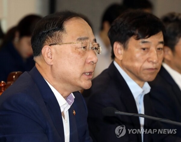 홍남기 부총리 겸 기획재정부 장관이 7일 열린 긴급 거시경제금융회의에서 발언하고 있다. [사진= 연합뉴스]